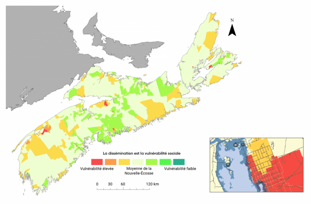 Carte des aires de diffusion en Nouvelle-Écosse montrant les niveaux de vulnérabilité sociale, basée sur un indice de vulnérabilité sociale (IVS). La carte en médaillon d’une collectivité côtière illustre l’intégration de la cartographie de l’IVS avec une représentation approximative (c.-à-d. le calque bleu foncé) de l’élévation du niveau de la mer relatif et des inondations dues aux ondes de tempête prévues dans le pire des cas jusqu’en 2100. La carte en médaillon montre également le nombre de bâtiments résidentiels et la répartition des routes dans la zone inondable.